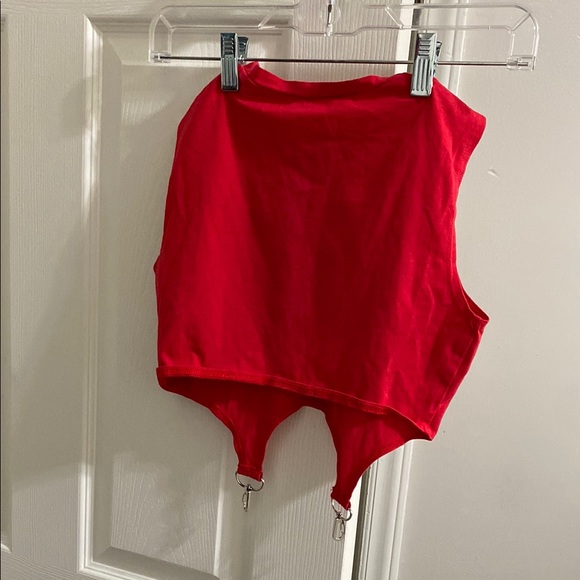 Red Sleeveless Crop Top with Clips - Picture 3 of 3
